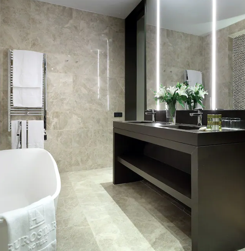 cuarto de baño con suelos de mármol